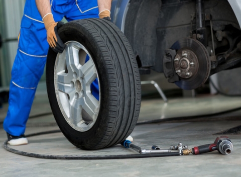 Kompletné prezutie pneumatík + vyváženie kolies. Konečná cena bez ďalších doplatkov.