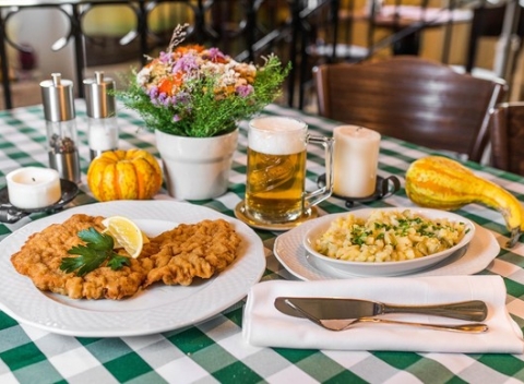 Trojchodové menu pre dvoch v obľúbených reštauráciách Bratislavy - Au Café, Portofino, Leberfinger.