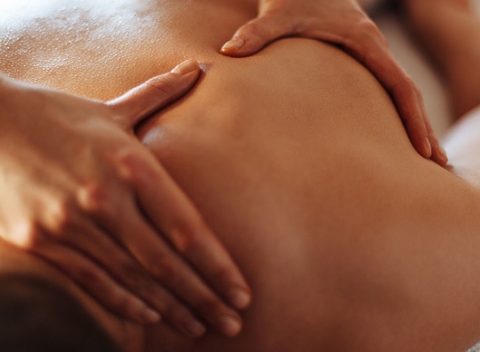 Zahrejte svoje telo v chladnom období! Ajurvédska, relaxačná, antimigrenózna masáž alebo bankovanie.