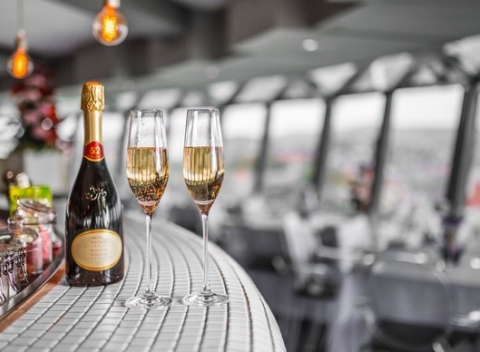 Vyhliadka z UFO s miešaným drinkom, fľašou Prosecca či horúcou čokoládovou tortičkou.