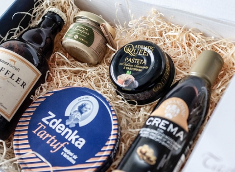 Darčekové balenie vzácnych výrobkov z bielej a čiernej hľuzovky. Výnimočný darček pre gurmánov.
