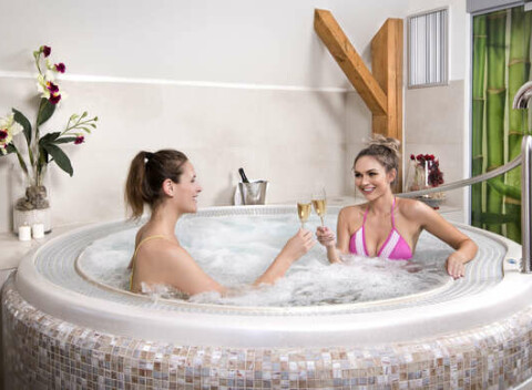 Dámska jazda, romantika či Vianoce v jedinečnom hoteli Tvrz Letohrad v Orlických horách.