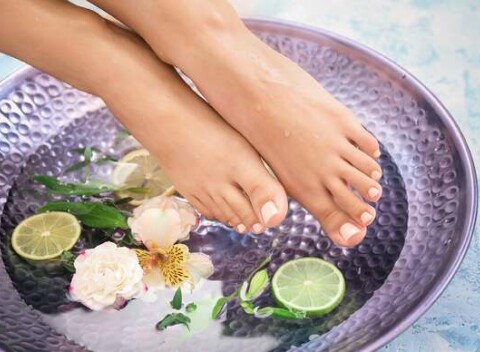 Wellness pedikúra s peelingom, hrejivým zábalom, parafínom či masážou v salóne Mona.