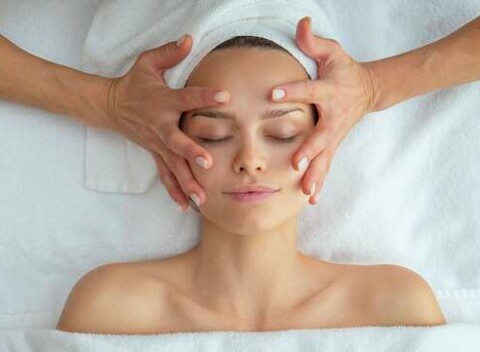 Účinné kozmetické ošetrenia pleti: 3D lifting, mezoterapia, komplexné čistenie a terapia BioRePeelCl3.