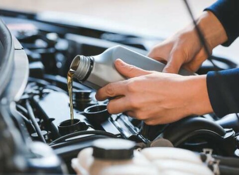 Výmena motorového oleja s bezpečnostnou kontrolou vozidla v cene.