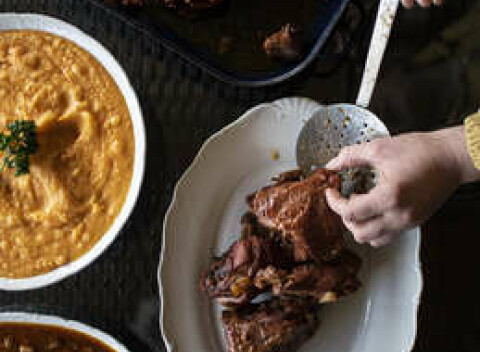 MEGA PORCIA: 5 kíl rebierok, kolena, krkovičky a príloh od uja Jajcaya z Grobu s dovozom k vám domov.