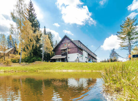 Pohodová dovolenka v hoteli Maxov v Jizerských horách s polpenziou a platnosťou do decembra 2023.