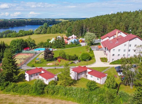 CHKO Křivoklátsko v Hoteli Jesenice *** s polpenziou/all inclusive stravou aj nápojmi + 50% zľava na procedúry.