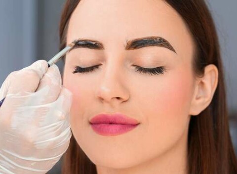 Úprava a farbenie obočia, 3D až 5D mihalnice a manuálne čistenie pleti masážou.