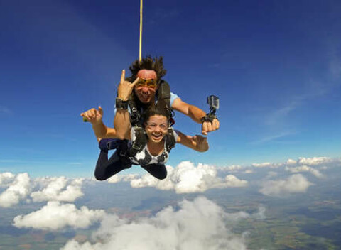 TRI LETISKÁ V PONUKE: Darujte zážitok na celý život – tandemový zoskok + záznam z handy kamery.