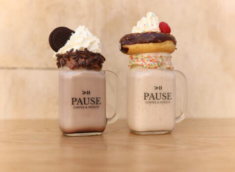 Horúca čokoláda, freakshake a zmrzlinový sendvič v Pause Coffee & Sweets na Kapucínskej.