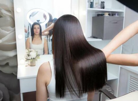 Nové a upravené vlasy vďaka strihu, melíru alebo farbeniu + maske v salóne Inzone.