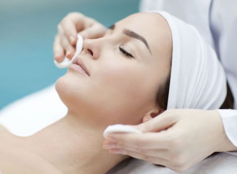 Hĺbkové čistenia pleti a formovanie obočia pre zdravú a sviežu pleť v Salóne Mary.