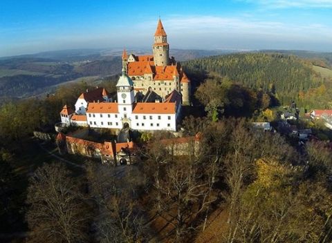 Zimný či jarný pobyt priamo pod romantickým hradom Bouzov s polpenziou a dieťaťom zdarma.