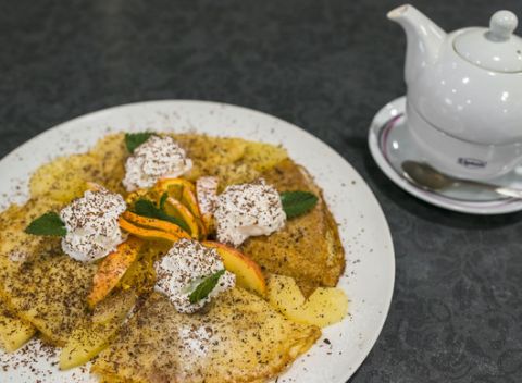 Jemné, vláčne a čerstvo upečené palacinky s ovocím a teplý nápoj - káva espresso, late, čaj.