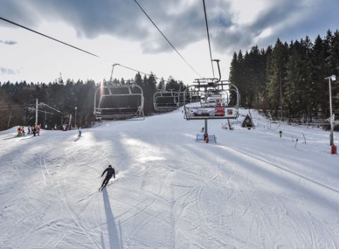 Lyžovačka cez deň aj večer so skipasmi pre celú rodinu v Jasenskej doline.