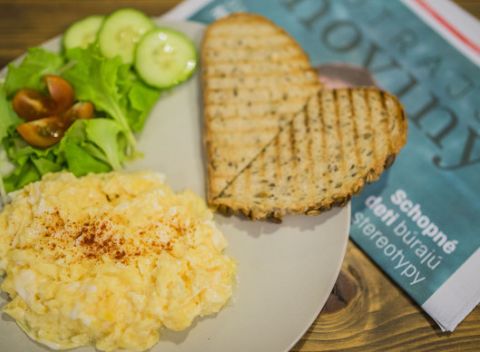 Naštartujte deň praženicou alebo toastom a voňavým čajom či kávou v Raňajkárni Rozprávka.