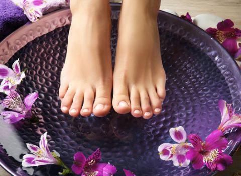 Mokrá pedikúra alebo wellness balík pre vaše chodidlá.  Rozmaznajte svoje nôžky-bežky na pedikúre.