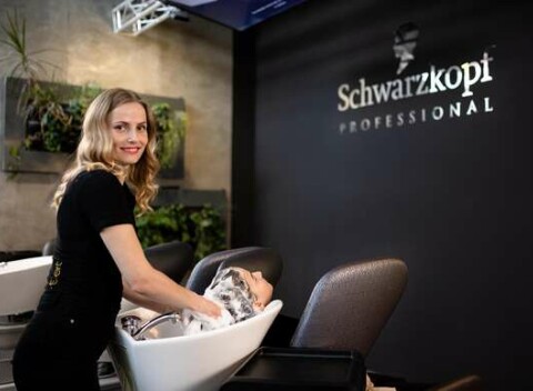 Dámsky strih so Split-ender zastrihávačom s regeneračnou kúrou Fiber Clinix a fúkanou.