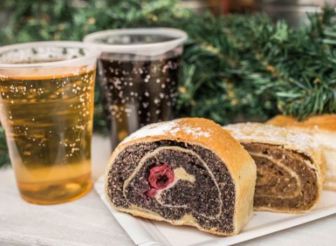 Varené vínko, punč a štrúdľa na vianočných trhoch v charitatívnom stánku.