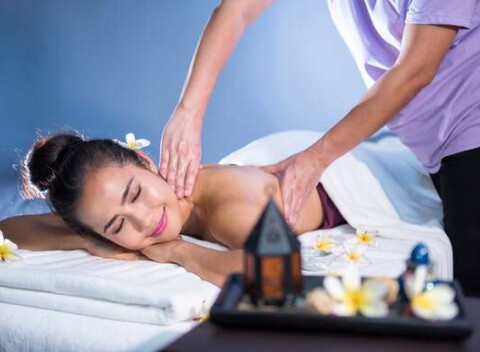 Pravá thajská olejová masáž v Yen Sabai Thai Massage s skúsenou terapeutkou.