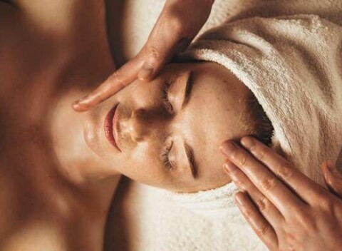 Masáž pleti s výživnou maskou - hodinový relax a starostlivosť o pleť v salóne inVisage.