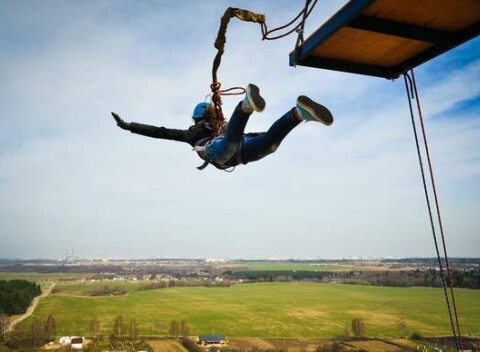 BLACK FRIDAY: Skoč si z najvyššieho objektu na skákanie na Slovensku - sólo alebo tandem zoskok zo 110 m komína Action Tower.