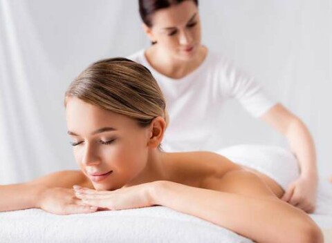 Relaxačné masáže chrbta, chodidiel a rúk v štúdiu Večná krása v Trnave.