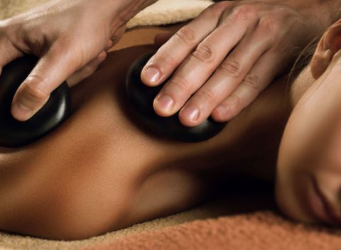 Doprajte si rôzne uvoľňujúce masáže podľa výberu v Terra Vitae wellness.