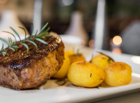 Americký iron steak, slovenské opekané zemiačky na rozmaríne a taliansky dezert panna cotta.