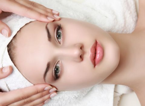 Kompletné ošetrenie tváre s diagnostikou pleti a relaxačnou masážou v centre mesta Košice.