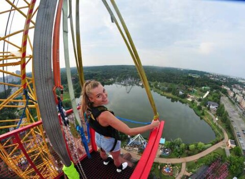 Extrémny bungee jumping z 90 m v poľskom Chorzówe, zhruba 2 hodiny od slovenských hraníc.