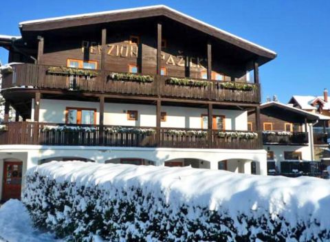 Rodinný pobyt s raňajkami a lyžovačka vo Vysokých Tatrách v penzióne Pažický - 3. osoba zdarma!