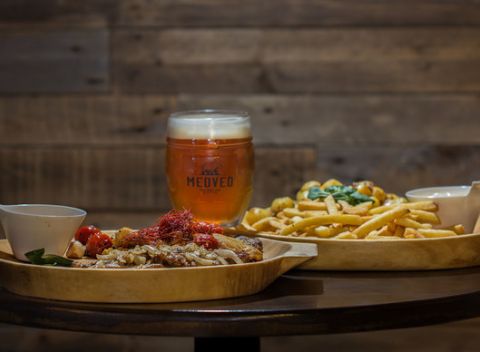 Poriadny Mix grill pre 3-4 osoby + 0,5 l degustačná vzorka piva v pivovare U medveďa.