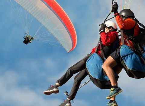 Tandemový let na padáku - vychutnajte si poriadnu dávku adrenalínu a nezabudnuteľné výhľady.