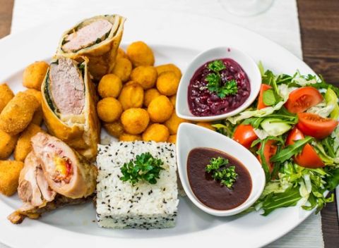 Kilová misa mäsových a syrových špecialít s prílohou pre dvoch v Reštaurácii SEDMIČKA.