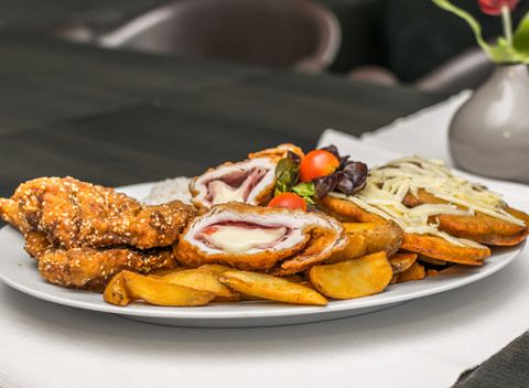 Najedzte sa do sýtosti! Mäsová misa s prílohami pre 2-3 osoby v Red cafe.