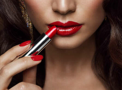 Darčekové wellness balíčky: obsahujú manikúru, gélové nechty, líčenie alebo kurz samolíčenia