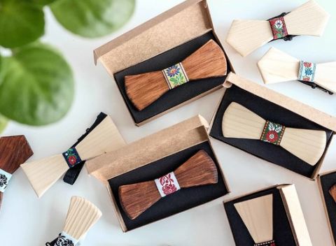 Ručne vyrobený drevený motýlik v krabičke s jedinečným folklórnym motívom.