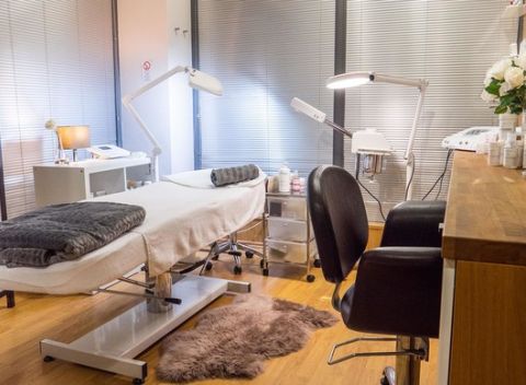 Prístrojová neinvazívna mezoterapia pre omladenie pleti s kozmetikou Christina Cosmetics.