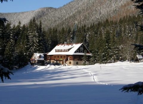 Pobyt v pravej turistickej chate ponorenej v tichu oravského lesa na úpätí Roháčov.