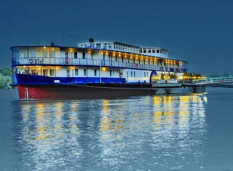 Dokonalá romantika: Budapešť v 4* boteli na hladine Dunaja s fľašou šampanského a s raňajkami.