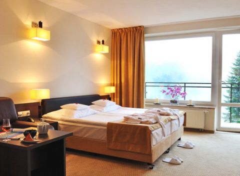 Oddych v ocenenom hoteli 4 Pory Roku & Spa v tichom lesnom prostredí s raňajkami alebo polpenziou.