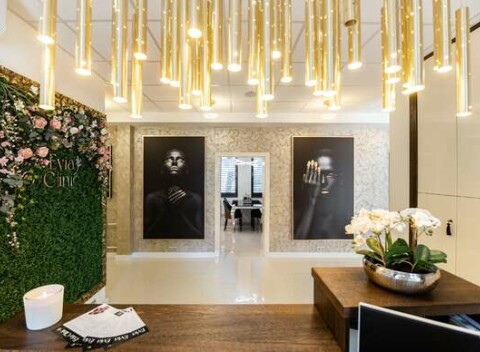 Laserová liečba akné - vhodná v každom veku a na účinnú liečbu aj veľkých plôch akné v Evia Clinic