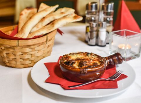 Tradičná francúzska pochúťka  - zapekané slimáky s pizza štanglami v Pizza restaurant M.K.M.