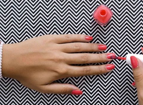 Dodajte vašim nechtom svieži a zdravý vzhľad vďaka manikúre s lakovaním alebo gél lakom.