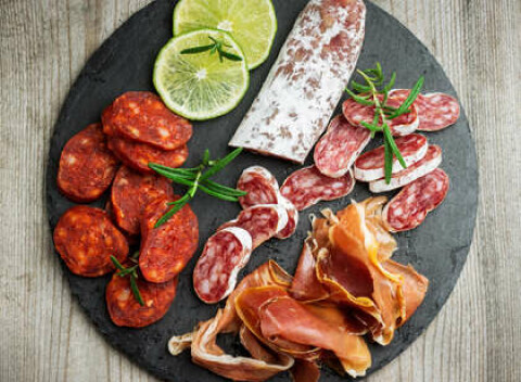 Sada 5-kilovej sušenej šunky so stojanom a nožom + domáca papriková klobása