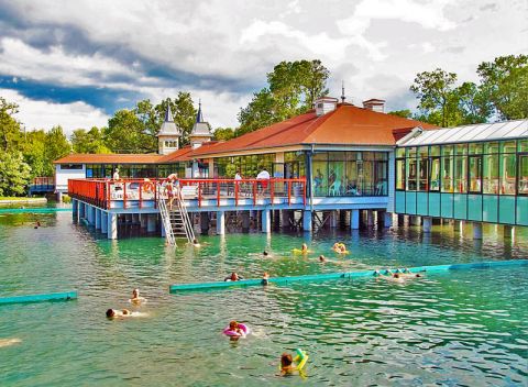 Relax pri jazere zázrakov: maďarský Hévíz v hoteli s neobmedzeným vstupom do sauny a vírivky.