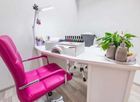 Modelácia nových gélových nechtov na rukách alebo na nohách v salóne krásy na Sedmokráskovej.