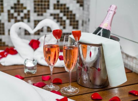 Privátne deluxe SPA so sektom a ovocím či syrmi a čokoládovými pralinkami pre 2 v Arcadia Hotel*****.